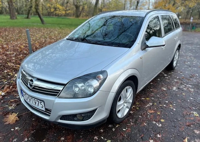 Opel Astra cena 11900 przebieg: 297000, rok produkcji 2012 z Poznań małe 254